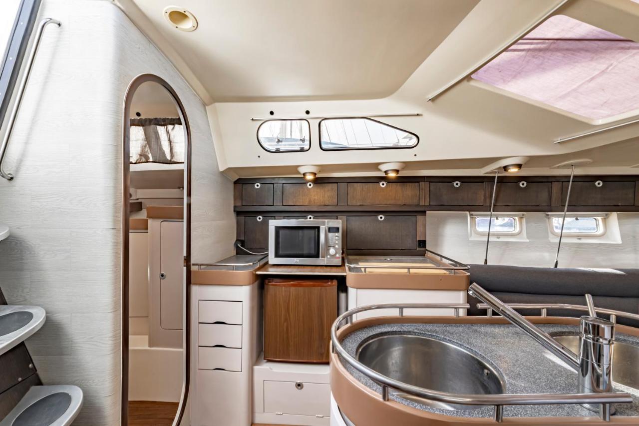 ארסיפה Relaxing Stay On A 38Ft Sail Yacht מראה חיצוני תמונה