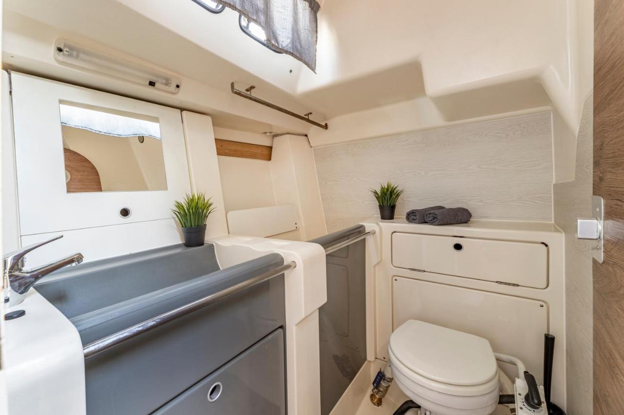 ארסיפה Relaxing Stay On A 38Ft Sail Yacht מראה חיצוני תמונה